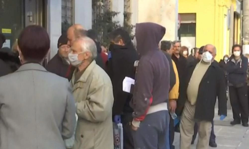 Κορωνοϊός: Ουρά συνταξιούχων σε τράπεζα -Δεν τηρούν κανένα μέτρο ασφαλείας